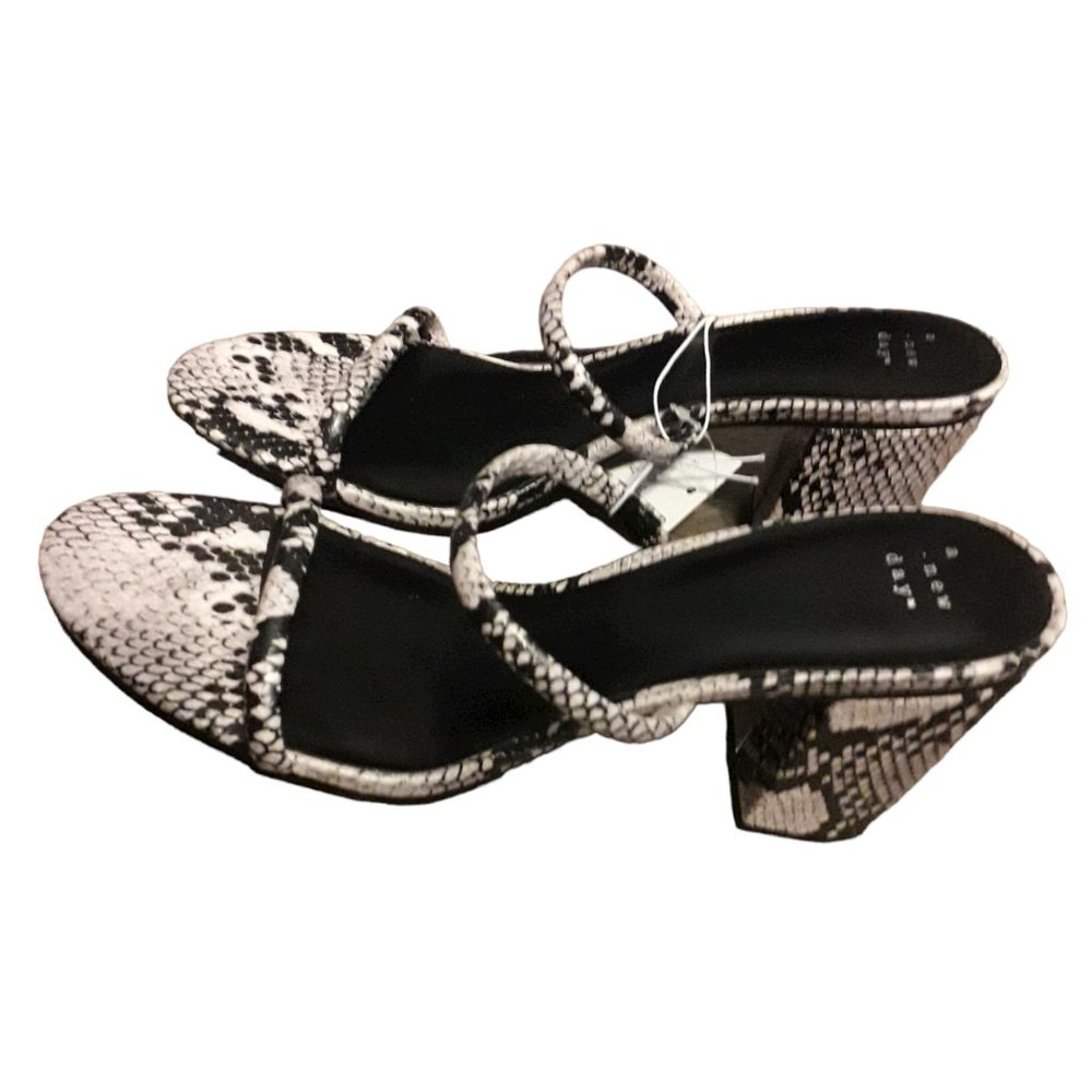 Tacones para dama con decoracion de piel de serpiente marca Cass Heels